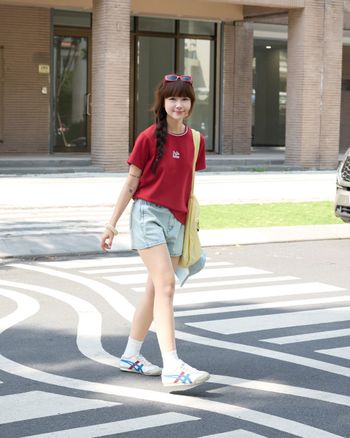 Áo thun nữ đỏ cổ tròn thêu chữ THE C.I.U - Romie Tee