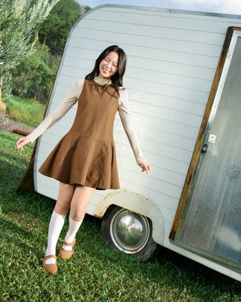 Đầm nữ dáng xoè sát nách cổ tròn THE C.I.U, váy ngắn chất jean phối nơ cổ thanh lịch – Katy Dress