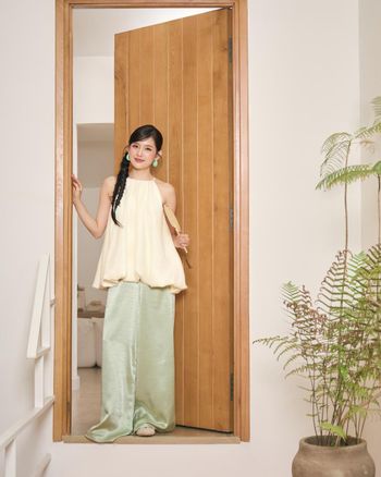 Áo kiểu nữ tơ thêu cổ yếm không tay THE C.I.U, áo yếm dáng suông chất liệu tơ mềm thêu họa tiết – Áo Yếm Trà – C15